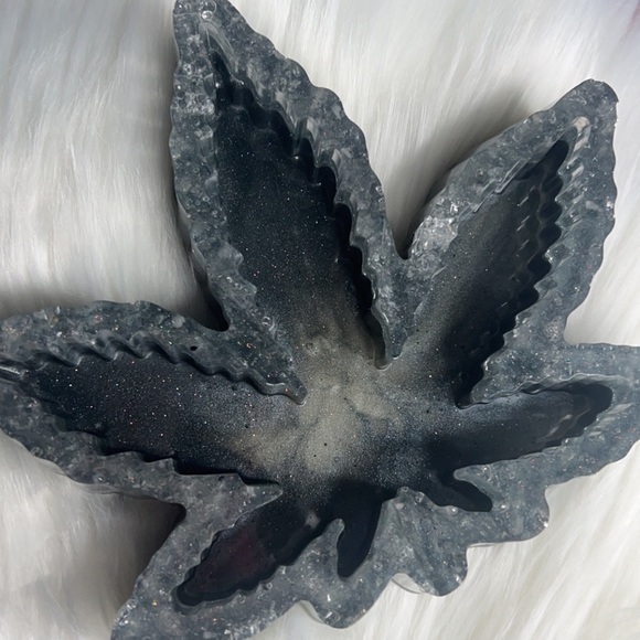 Custom leaf ashtray - Picture 1 of 2